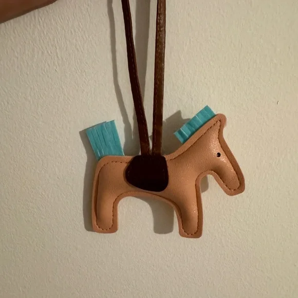 Tan Horse-Shaped Leather Keychain - Picture 2 of 3